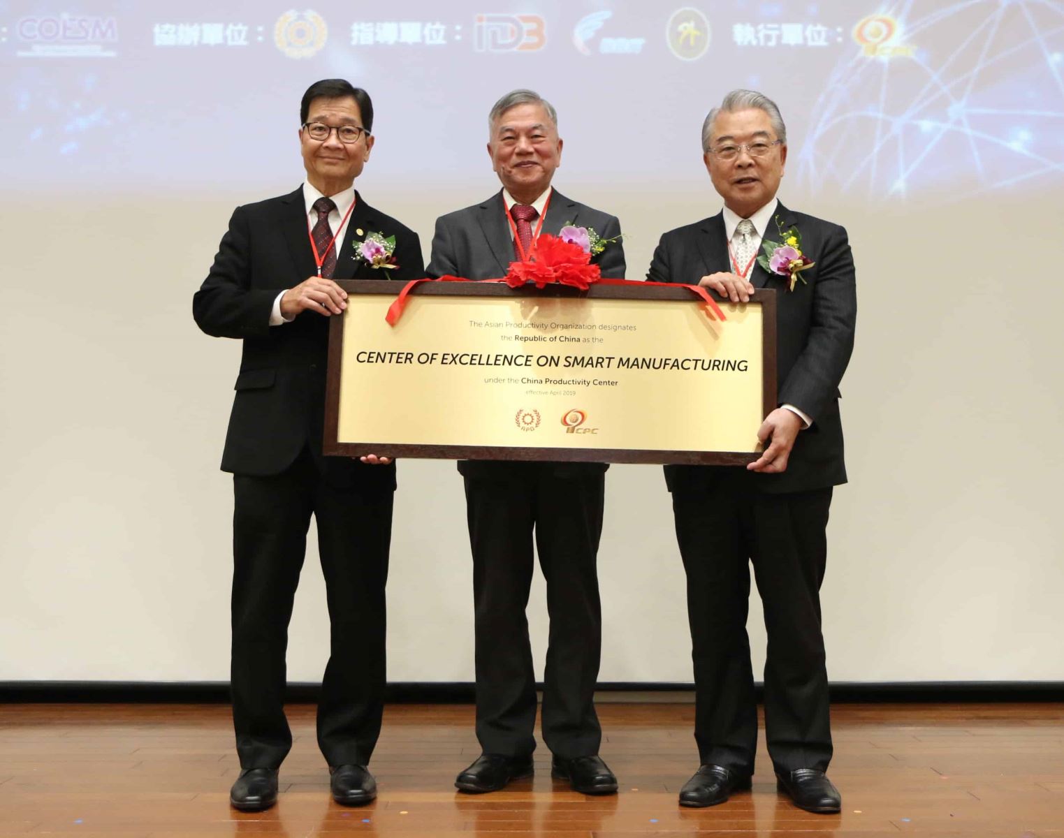 Dr. Santhi Kanoktanaporn, APO Secretary-General (left) presenting the plaque of COE on Smart Manufacturing to CPC Chairperson Sheng-Hsiung Hsu (right), witnessed by Mr. Shen Jong-Chin, Minister of Economic Affairs (center)